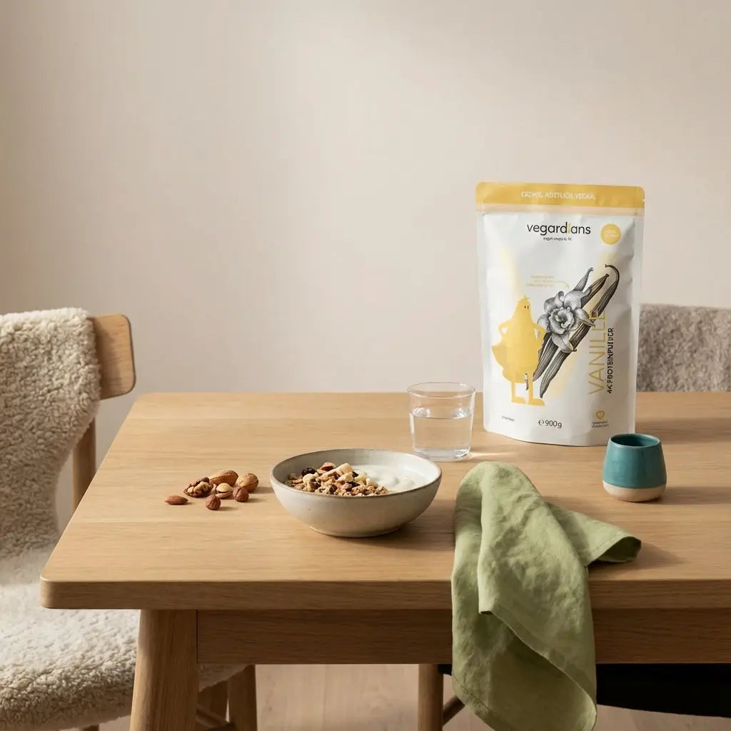 Veganer proteinreicher Frühstückstisch mit Müsli, pflanzlichem Joghurt, Nüssen und Glas Wasser im sanften Morgenlicht – nährend für muskelaufbau.