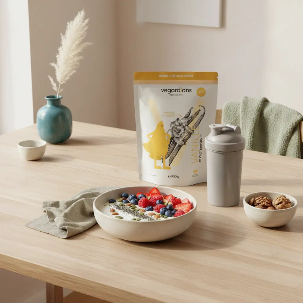 Veganer Morgen-Tisch mit proteinreicher Schale, Beeren, Nüssen und geschlossenem Shaker auf nachhaltigem Holztisch – ideal für abnehmen ab 50.