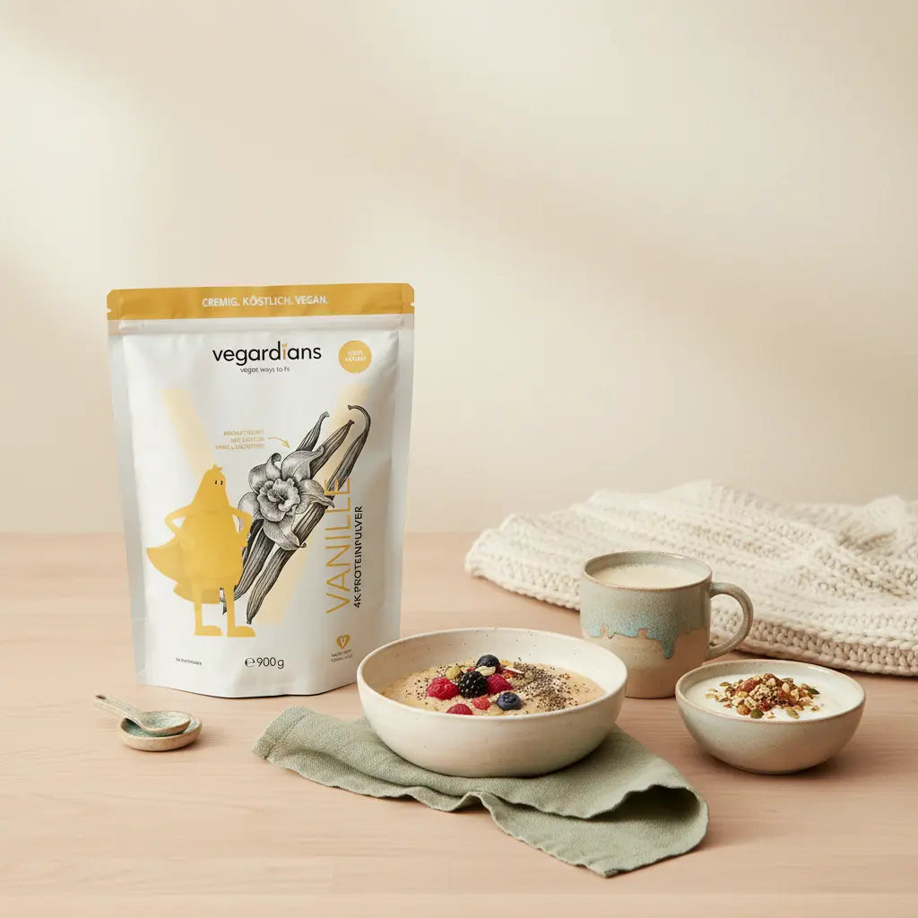 Veganes Frühstück mit Protein-Porridge, Joghurt, Nüssen und Shake auf nachhaltigem Holztisch im Morgenlicht, ruhige Vegardians-Ästhetik – bauchfett wechseljahre reduzieren