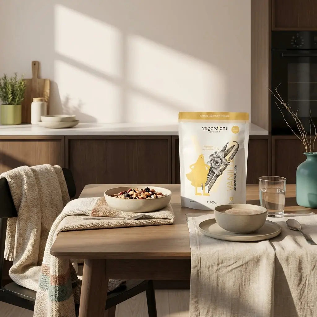 Minimalistische Morgenküche mit Holztisch, Müsli, Nüssen, Shake und Vegardians‑Produkt in ruhiger Lichtstimmung – Kalorienverbrauch Cardio