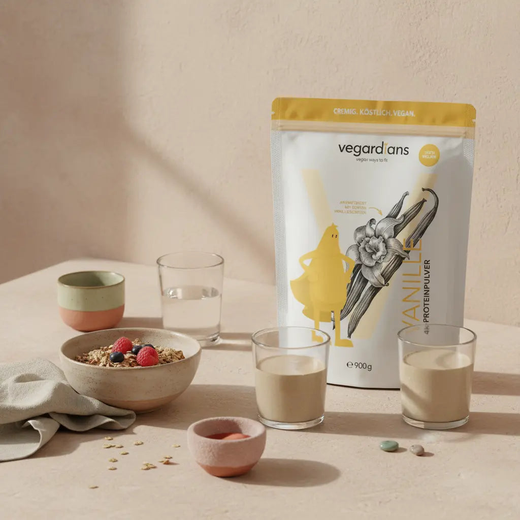 Minimalistische Küchenszene mit Holztisch, Schale Müsli, Glas Wasser, veganem Shake und Vegardians-Produkt im Vordergrund für kollagen muskelaufbau.